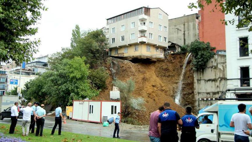 Beyoğlu'nda bina çöküyor! Olay yerine çok sayıda ekip gönderildi