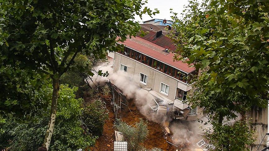 Beyoğlu'ndaki bina çöktü!