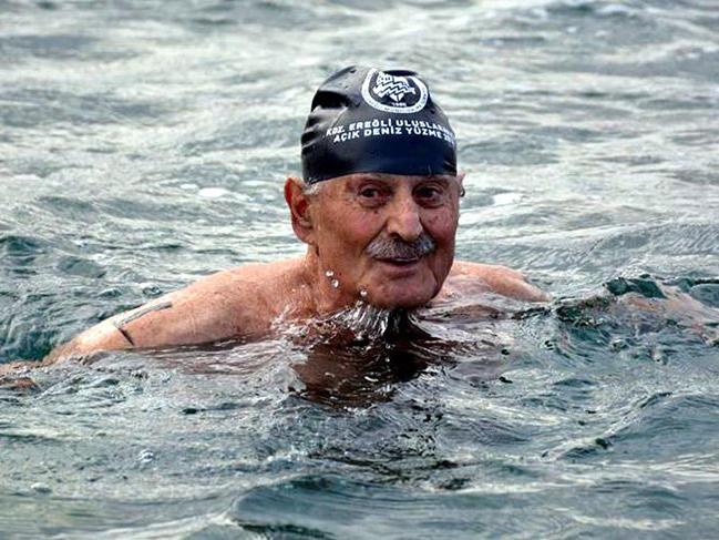 90’lık Esat Kıratlıoğlu yüzme şampiyonu oldu