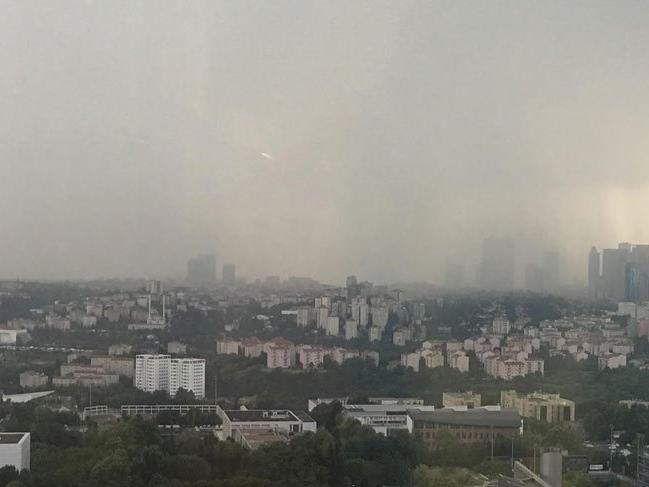 Meteoroloji uyarmıştı: İstanbul'u kara bulutlar sardı