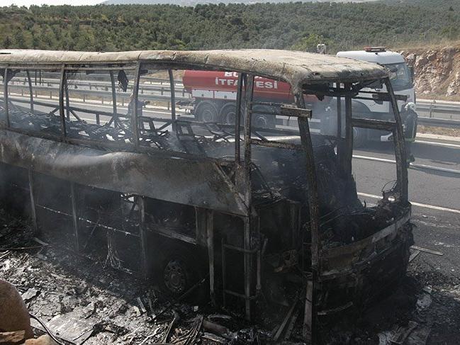 Otoyolda otobüs alev alev yandı