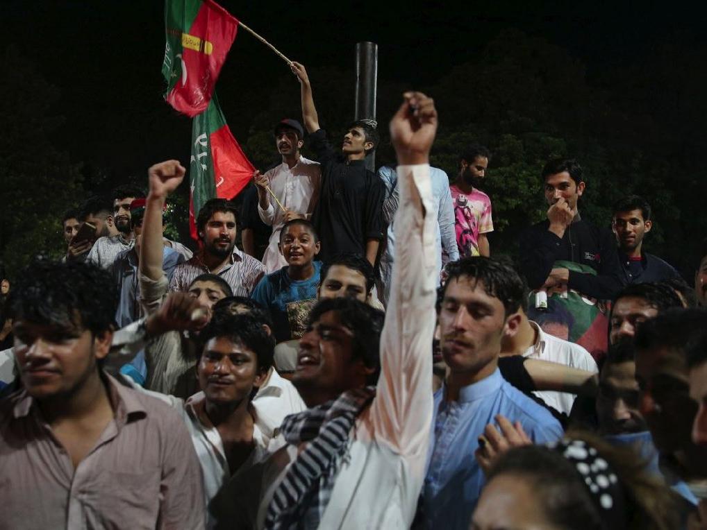 Pakistan'da oy sayımında veri akışı kesildi, İmran Han'ın destekçileri kutlamaya çıktı