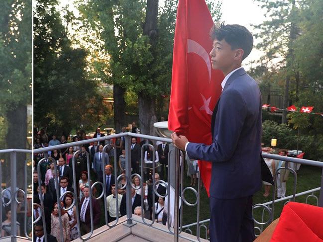 Türk bayrağı, 11 yaşındaki Maxim'e emanet