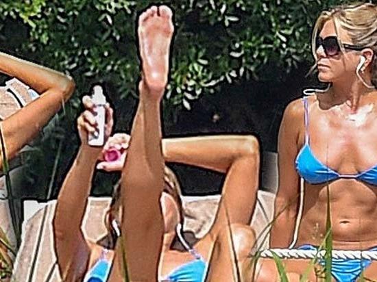 Jennifer Aniston, havuz başında paparazzilere yakalandı