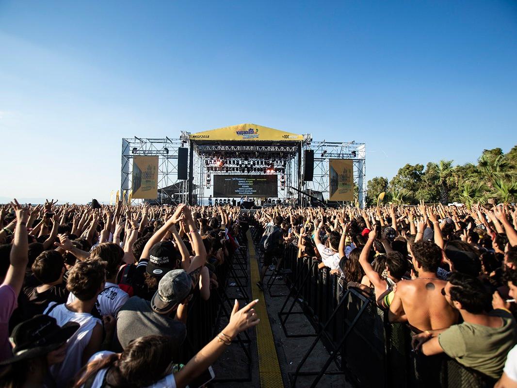 Kuşadası Gençlik Festivali 120 bin müzikseveri ağırladı