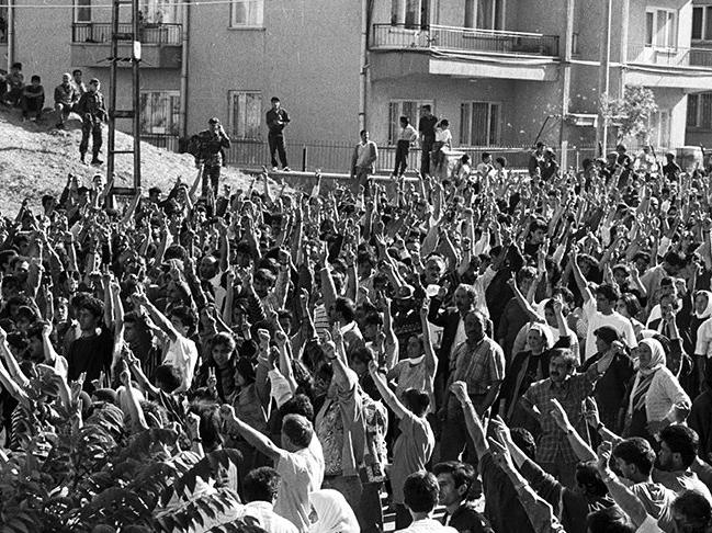 2 Temmuz 1993 Madımak Katliamı olayı nedir? İşte Sivas katliamının görülmemiş fotoğrafları...