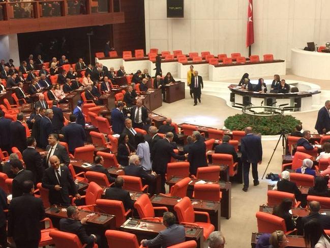 Meclis'te yeni dönem: MHP'liler de ayağa kalkmadı