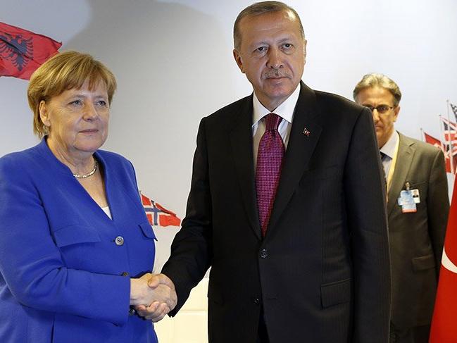 Erdoğan NATO Zirvesi'nde ilk görüşmesini Merkel'le yaptı