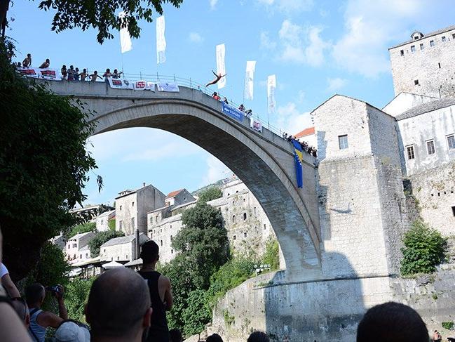 Mostar Köprüsü'nde geleneksel atlama yarışları yapıldı