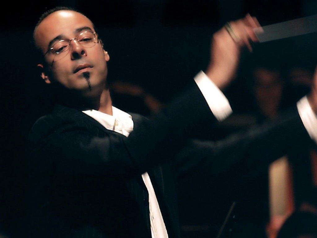 Hem seyircileri hem orkestrayı yöneten şef Nader Abbassi paylaşım rekoru kırdı