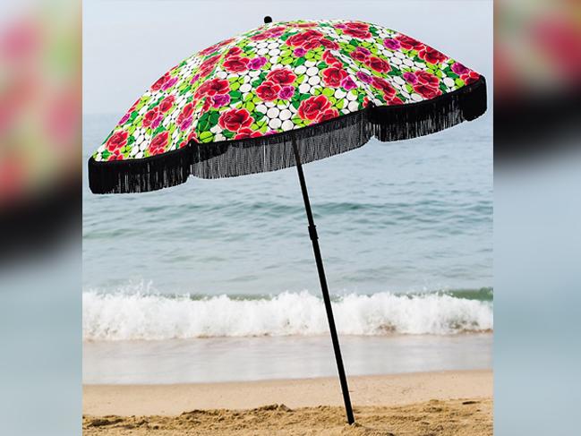 Kumsalda şoke eden olay! Plaj şemsiyesi kadının göğsüne saplandı!