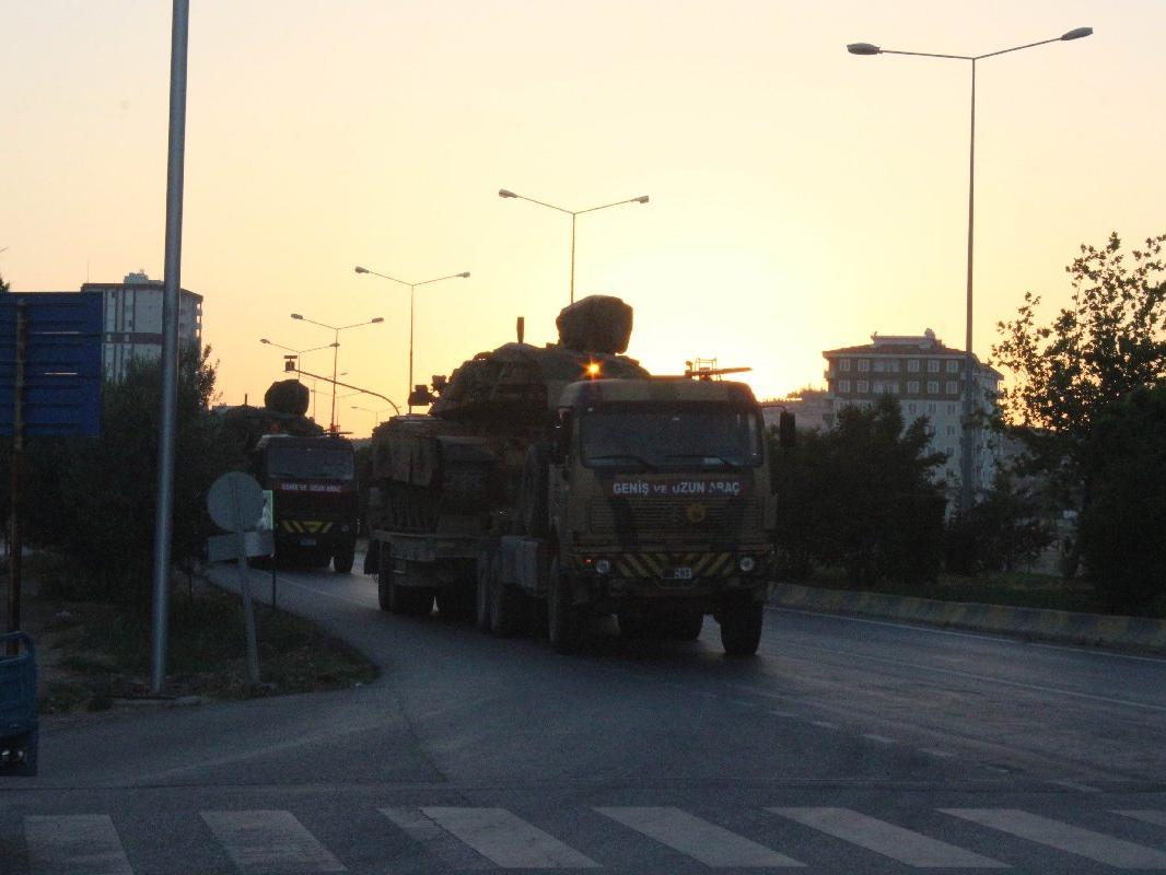 Münbiç ile Tel Rıfat sınırına askeri sevkıyat sürüyor