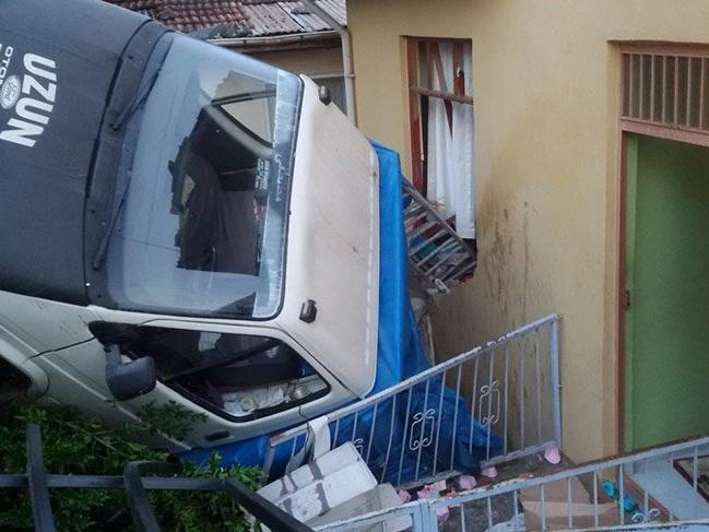 Tokat'ta yokuş aşağı kayan kamyonet eve girdi: 10 yaralı