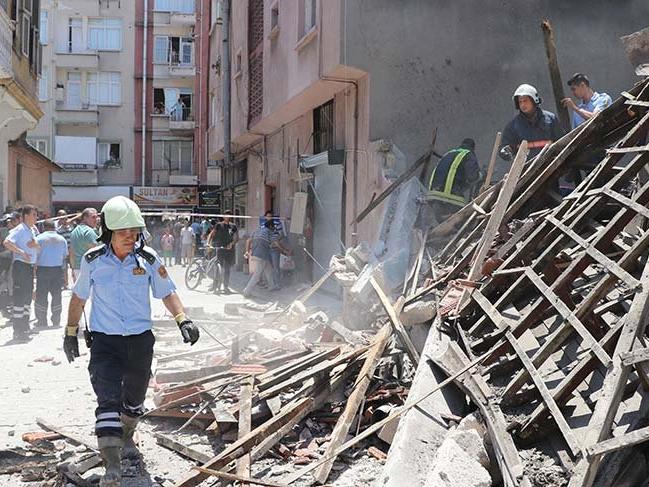 Mersin'de iki katlı bina çöktü