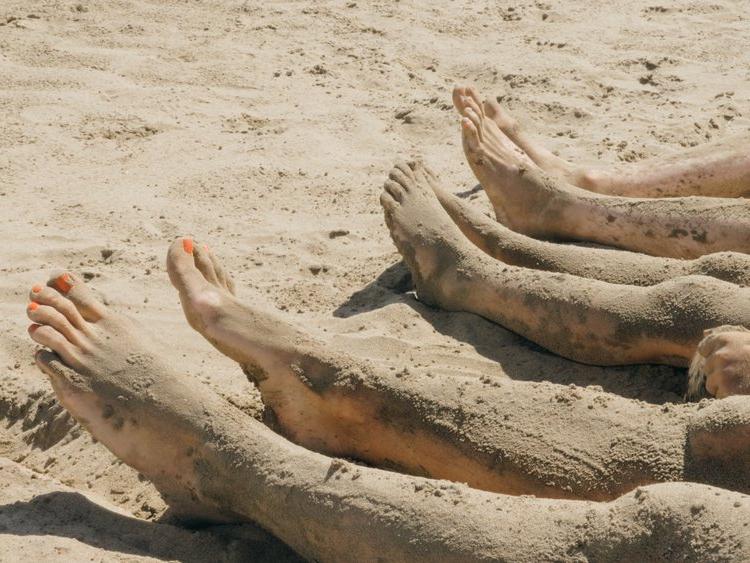 Bacakları kuma gömmek faydalı mı?