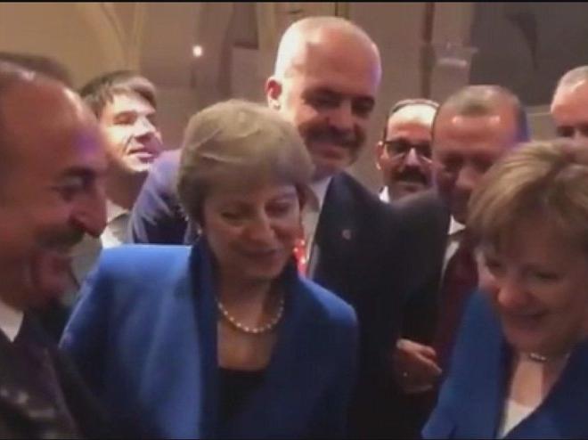 NATO Zirvesi'nde ilginç kare: Çavuşoğlu herkese izletti