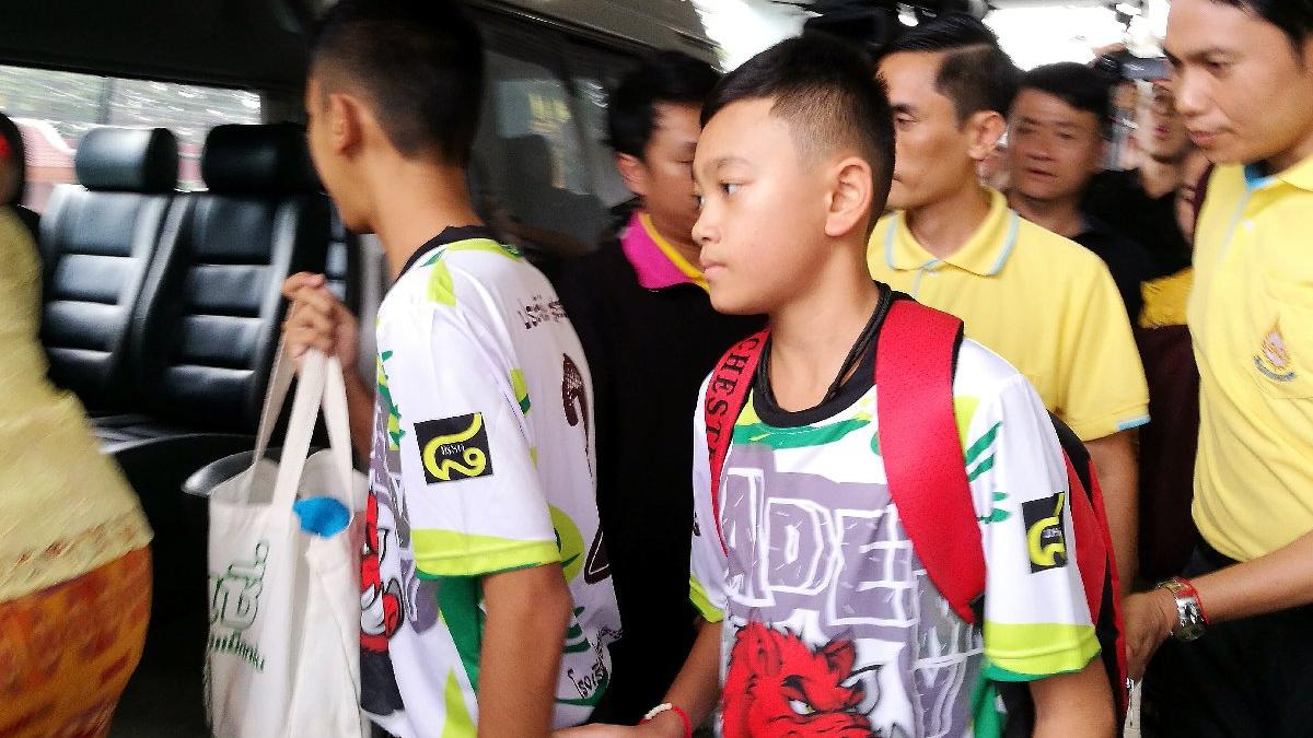 Mağarada 15 gün mahsur kalmışlardı... Taylandlı çocuklar ilk kez çıktı
