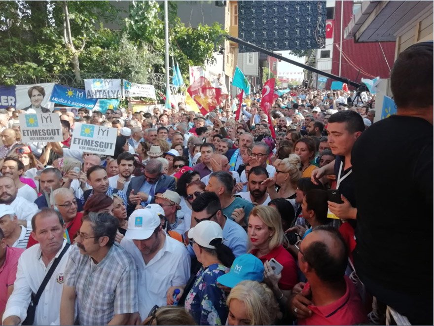 İYİ Partili kalabalık Akşener'i ikna edebilmek için evnin önünde toplandı. FOTO Sözcü - Bora Erdin