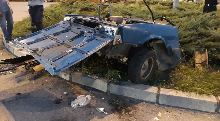 Kaza sonra araç ikiye bölündü