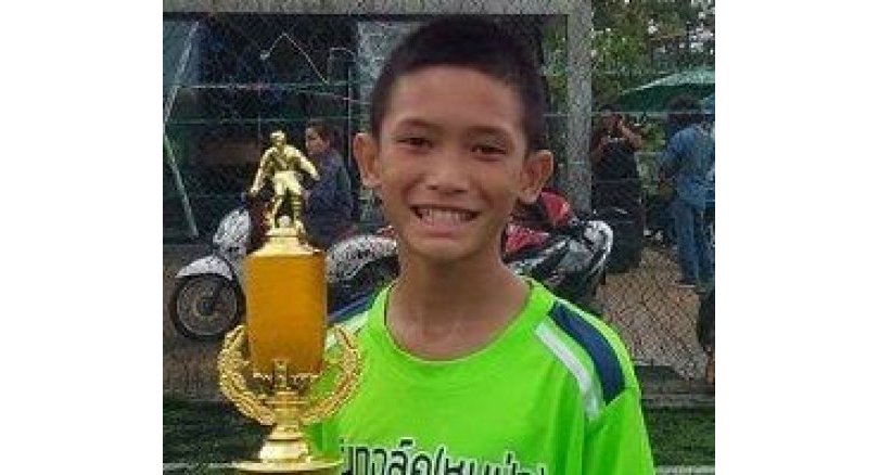Yerel basında yer alan haberde kurtarılan ilk çocuğun Mu Pa Academy'nin futbolcusu olan Mongkhon Bunpiem olduğu belirtildi. 14 yaşındaki çocuğun sağlık kontrollerinden geçtiği belirtildi.