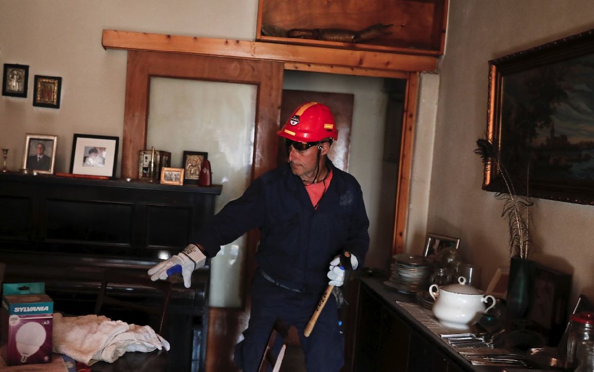 Yangının ardından evlerde arama-kurtarma çalışmaları başladı.