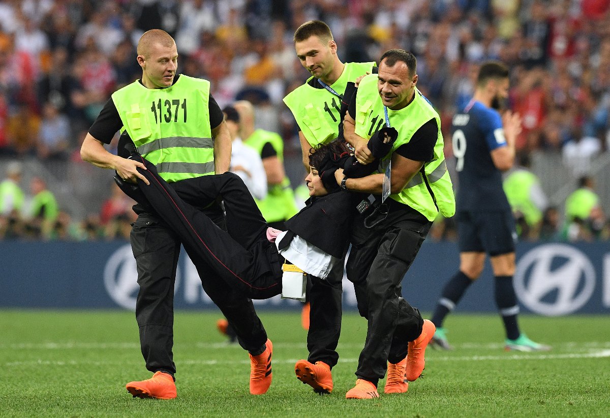 Dünya Kupası'nın final maçında sahaya çıkan Pussy Riot ekibi yaka paça gözaltına alınmıştı.