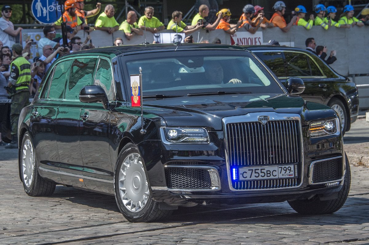 Putin'in Rus yapımı özel aracı neredeyse Trump'ın Chrysler'ıyla aynı özelliklere sahip. Fakat Aurus Serat Trump'ın aracından çok daha ucuza üretildi.