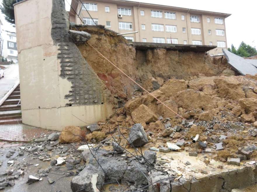 Okulun duvarı yıkıldı polis bölgeyi emniyet şeridiyle kapattı.