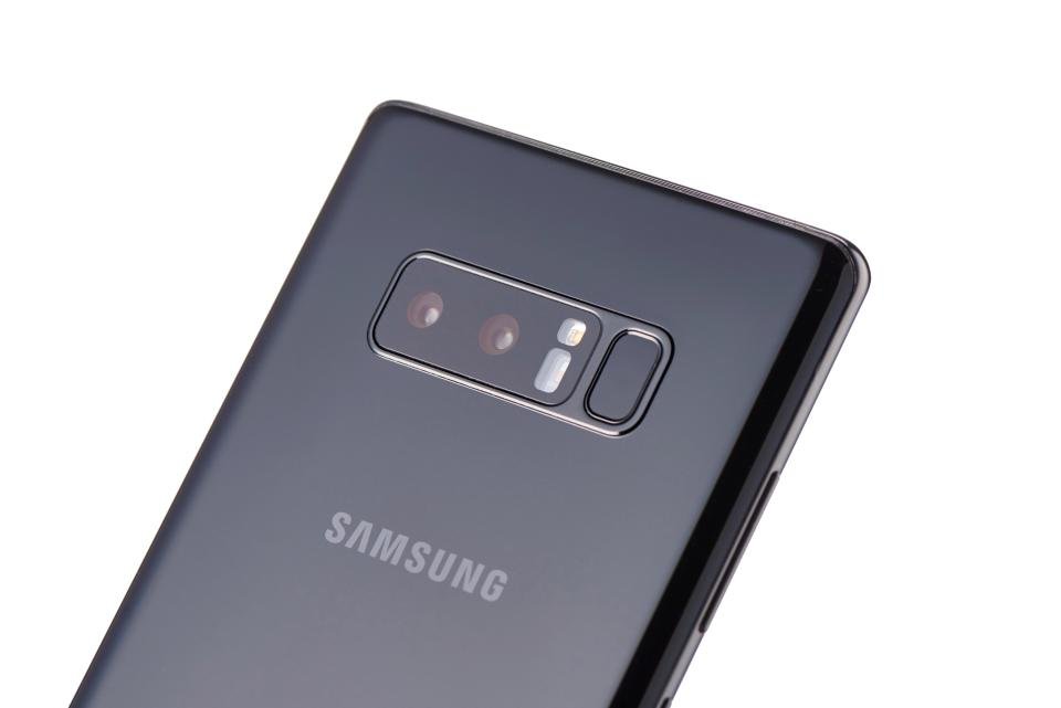 Uzmanlar Samsung'un eski model telefonunda kameraların yatay olduğunu, CEO'nun elindeki cihazdaki kameraların ise üçgen şeklinde olduğuna dikkat çekti.