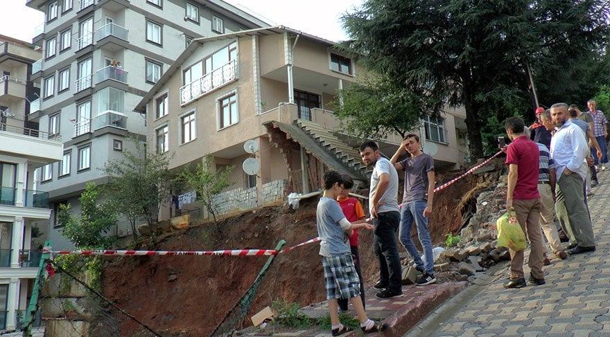 SANCAKTEPE'DE YAGISLARIN ARDINDAN 3 KATLI BIR BINANIN BITISIGINDE TOPRAK KAYMASI MEYDANA GELDI. BINA SAKINLERI BUYUK BIR KORKU VE PANIKLE BINAYI BOSALTTI