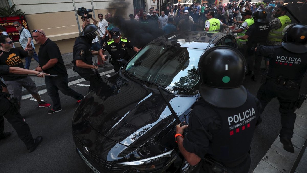 Reuters'ın fotoğraflarında taksicilere polisin müdahale ettiği görülüyor.