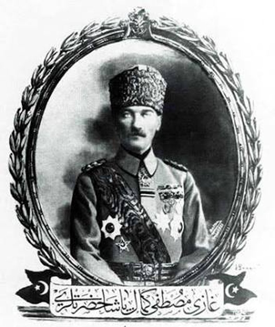 Sakarya Zaferi’nden sonra hazırlanıp bastırılan ‘Gazi Mustafa Kemal Paşa hazretleri’ yazılı kartpostal...