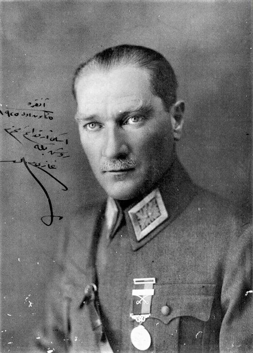 Başkomutan Gazi-Mareşal Mustafa Kemal Atatürk. 