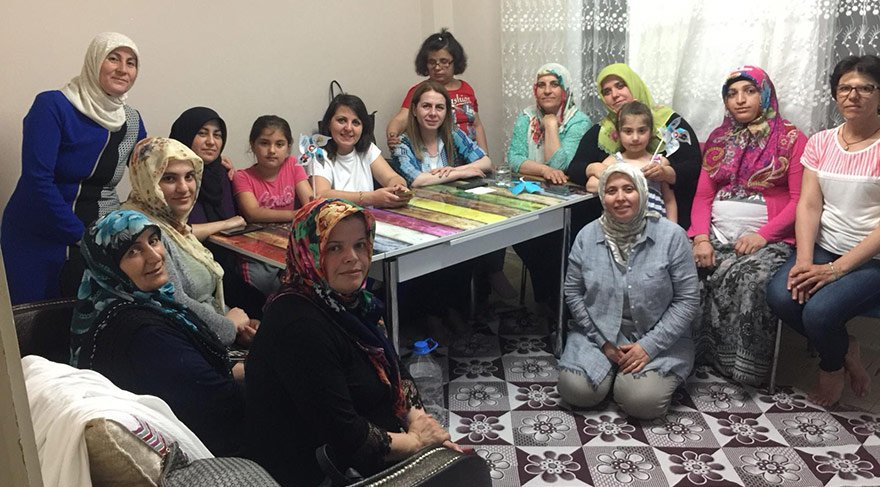 Seçim dönemlerinde AKP’li kadınlar, milletvekili adaylarının ev ziyaretlerine de eşlik ediyor.