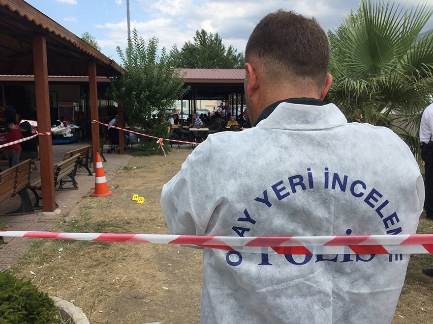 FOTO: İHA- BURSA'DA BİR HASTANE BAHÇESİNDE İKİ AİLE ARASINDA ÇIKAN KAVGADA ORTALIK SAVAŞ ALANINA DÖNDÜ