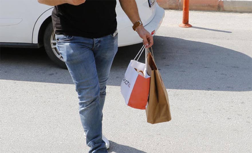 FOTO: DHA- Gasp ettiği Rus asıllı kadının çantasını, karton çantaya gizlemiş