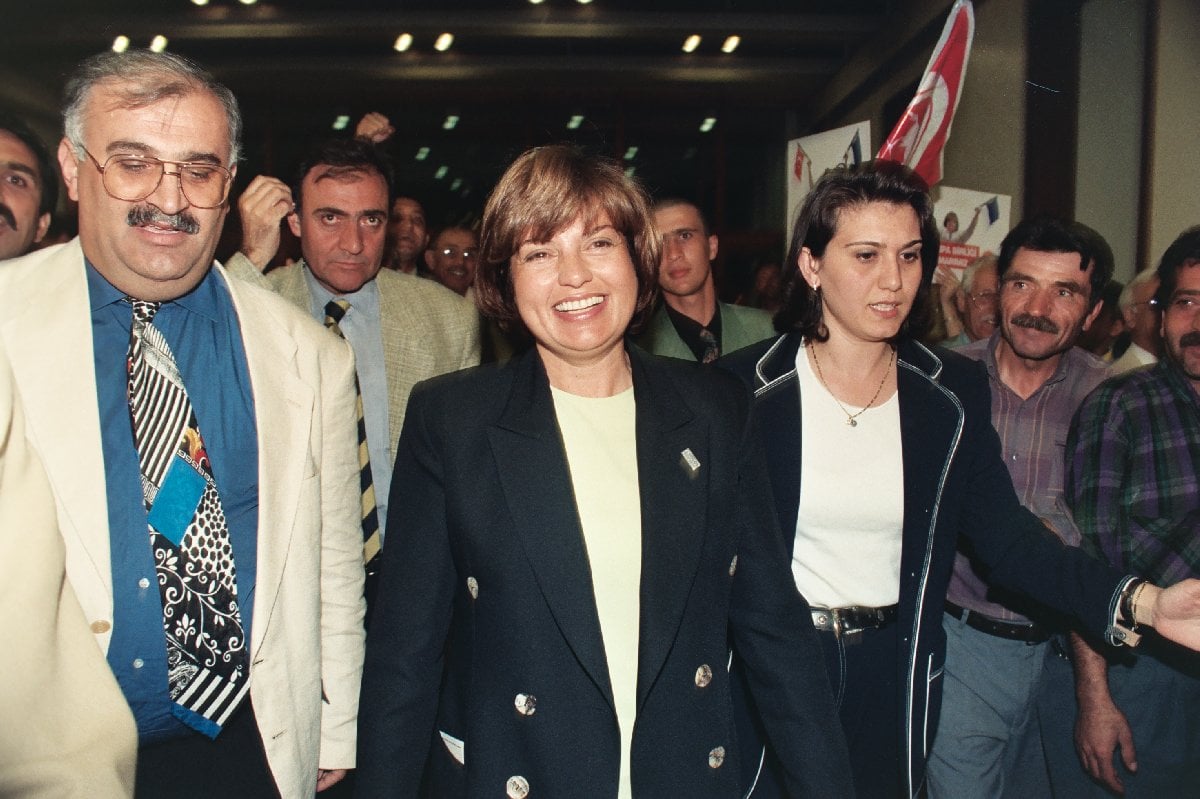 Brüksel'de Gümrük Birliği Anlaşması'nı imzalayan Başbakan Tansu Çiller, Ankara'da Esenboğa Havalimanı'nda büyük ve coşkulu bir kalabalık tarafından karşılandı. Çiller'e yazılan pankartlarda ''Hoşgeldin Avrupa Fatihi'' gibi sloganlar yer aldı.