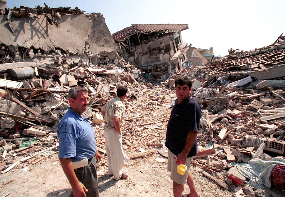FOTO: DepoPhotos/ 17 Ağustos 1999 Marmara depreminin ardından gazetecilerin objektiflerine yansıyan ve hafızalardan silinmeyecek olan bir kare...