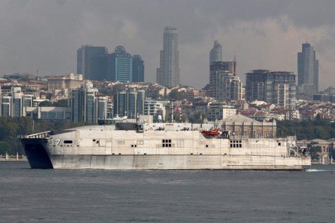 Reuters, ABD gemisinin bu sabah İstanbul Boğazı'ndan geçisini böyle görüntüledi.