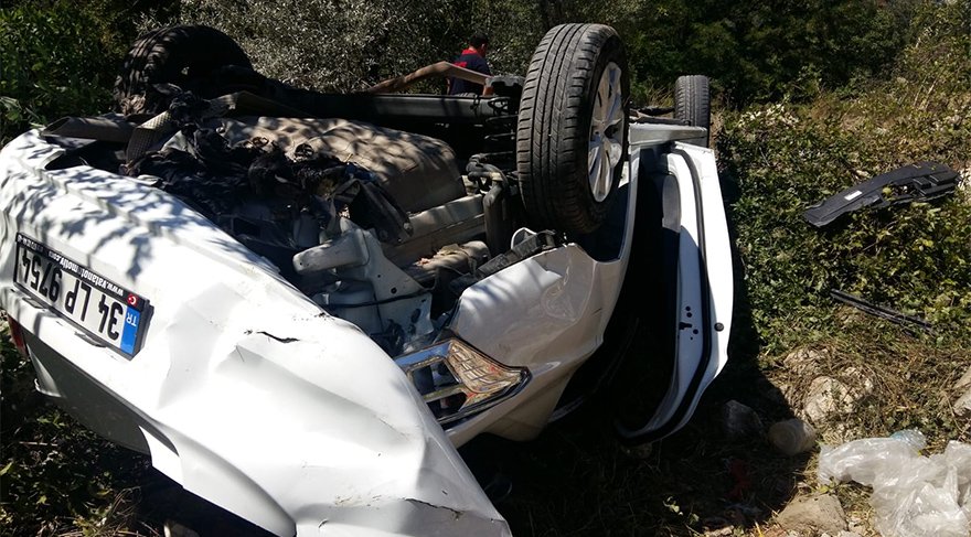 şarampole yuvarlanan otomobilin sürücüsü ile eşi ve kızı yaşamını yitirdi, 4 kişi yaralandı.