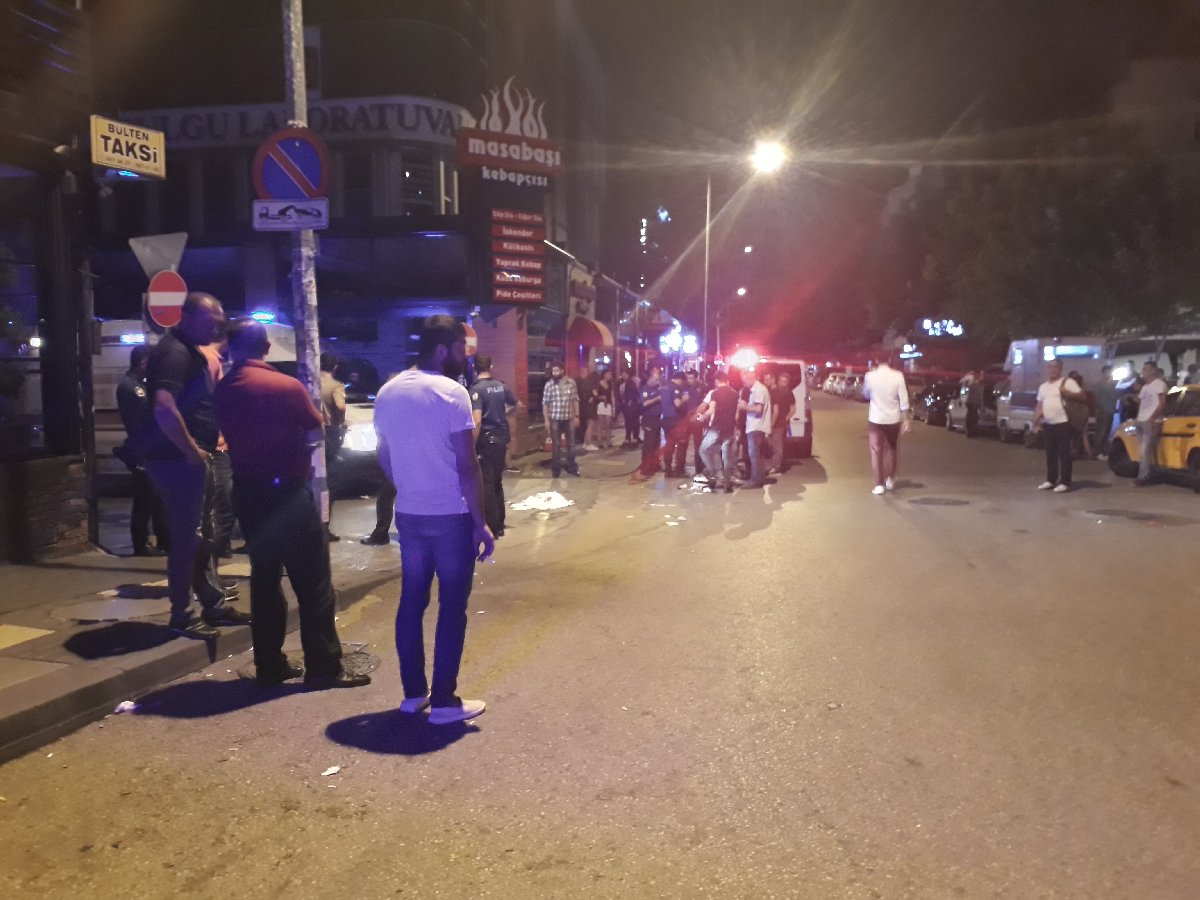 Ankara’da iki kişinin pompalı tüfekle gerçekleştirdiği saldırıda kasığından vurulan 1 kişi ağır yaralandı, çevrede bulunan 2 kişi ise etrafa saçılan saçmalar nedeniyle yaralandı. Polis kaçan zanlıları arıyor. Fotoğraf: İHA