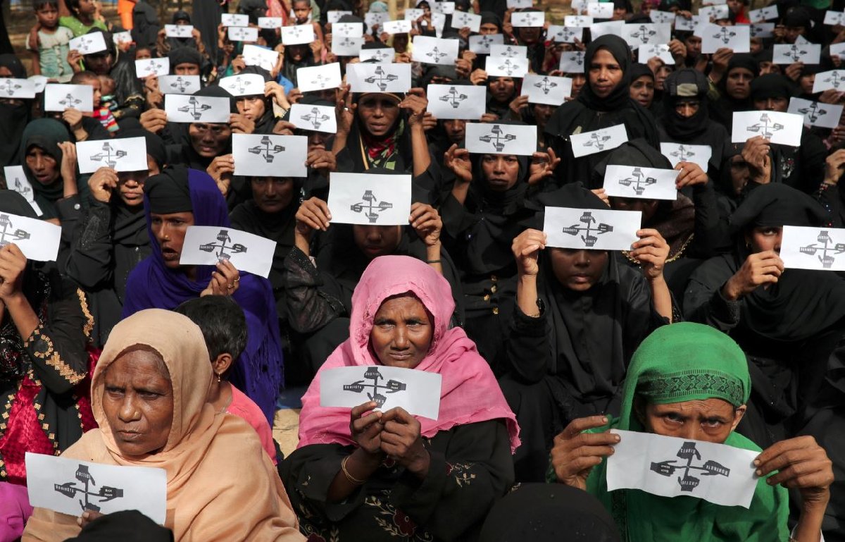 Arakanlı mülteciler ellerindeki pankartlarla dünyanın yaşadıkları drama sessiz kalmasını protesto etti.