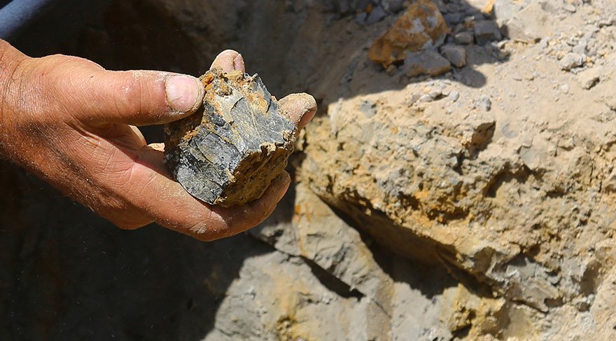 Köylülerin yıllarca çıra diye yaktığı taşların doğal kehribar olduğu ortaya çıktı. Foto: AA