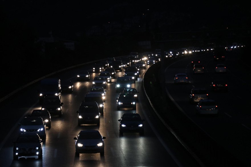 Kurban Bayramı tatilini İstanbul dışında geçiren vatandaşların eve dönüş yolculuğu nedeniyle Anadolu Otoyolu'nun Sakarya kesiminde trafik yoğunluğu yaşanıyor. Fotoğraf: AA