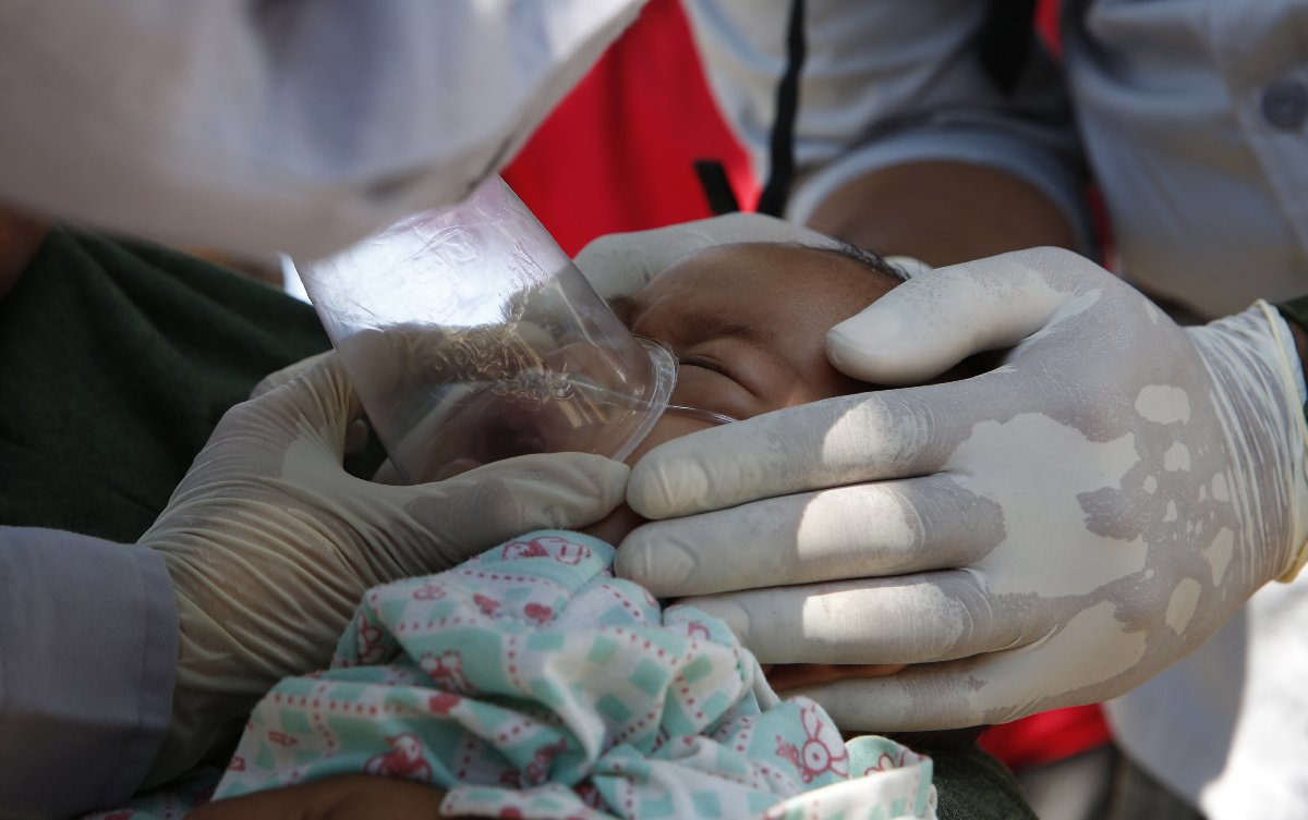 Depremden yara almadan kurtulan bebeğe oksijen maskesi takıldı.
