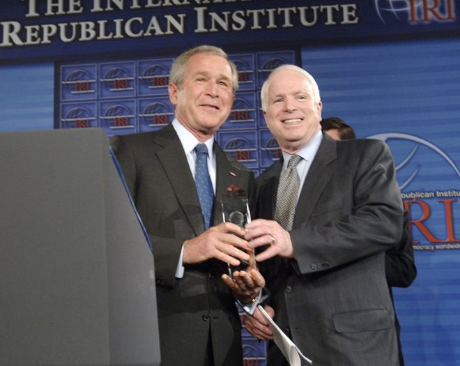 Bush ve McCain 2005'te bir arada.