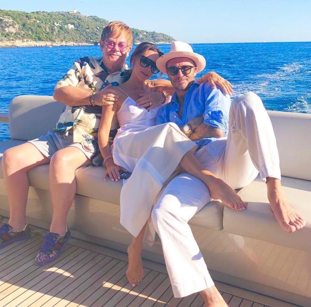 Elton John, Victoria Beckham ve David Beckham. 25 yıllık dostlar teknede bol bol fotoğraf çektirdi...