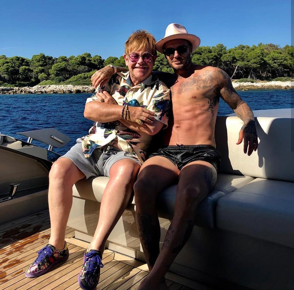 David Beckham, Instagram hesabından bu fotoğrafı paylaştı ve 'Elton Amca... 25 yıldır tanışıyoruz. O zamandan beri keyifli vakit geçiriyoruz