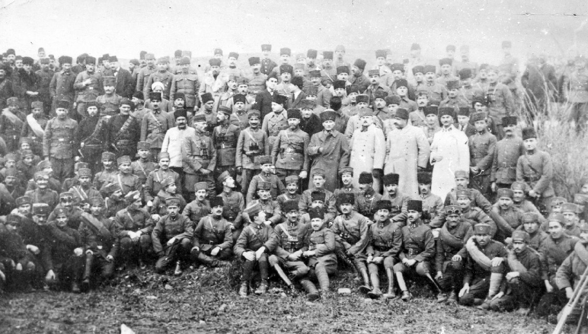 Gazi Mustafa Kemal, Büyük Taarruz'da komutanları ve askerlerle, Ağustos 1922. (Kaynak: Depophotos)