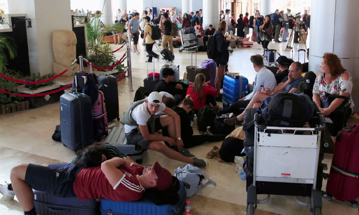 Bir haftada 6.0'nın üzerinde iki büyük deprem yaşayan Endonezya'ya tatile gelenler bulabildikleri ilk uçakla dönmek için havaalanına koştu.